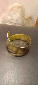 Brazalete de Latón Hecho a Mano con Diseño Regal Radiance que Ofrece Comodidad Ajustable y un Estilo de Lujo Duradero - Product Image 3