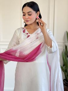 Ensemble Kurti en soie chinon de qualité supérieure pour femmes, couleur blanche, avec pantalon en viscose Chanderi et dupatta en chinon. - Product Image 6