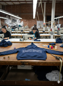 Servicios OEM: Sudaderas con Capucha Personalizadas con Logotipo, Bordado Desgastado, Pedrería, Fabricante Líder de Ropa Urbana, Sudaderas con Cremallera de Calidad Premium - Product Image 2