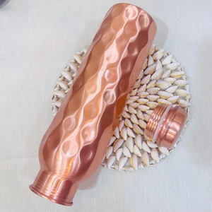 Bouteille d'eau en cuivre pur de luxe esthétique avec motif ondulé et texture ergonomique sans BPA - Product Image 4