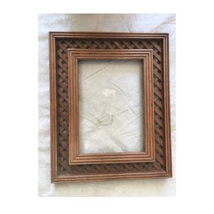 Marco de espejo de pared de madera con adornos, diseñado para parecer una decoración de lujo para casas de alta gama. - Product Image 1