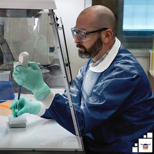 Giacca Unisex X-Large PPE giacca da laboratorio da 32 pollici usa e getta con bottoni da lavoro True Blue camicie da SMS da 50 Gsm con 3 tasche polsini in maglia - Product Image 6