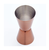 Jigger en acier inoxydable de haute qualité avec poignée en cuivre, taille et logo personnalisables, design artisanal de luxe pour bar et cuisine