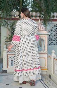 Kurti Anarkali de rayón con estampado floral blanco, con cuello con abertura y mangas acampanadas, para la moda femenina de talla grande. - Product Image 2