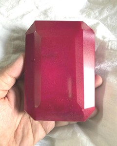 พลอยทับทิมสีแดงเข้มทรงแปดเหลี่ยมเจียระไนแบบมรกต น้ำหนัก 5000 กะรัต พลอยหลวมขนาดใหญ่ ขัดเงาอย่างดี - Product Image 3