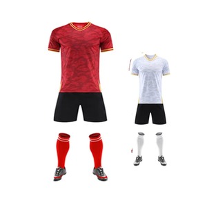 Ensemble de maillot de football pour homme à rayures imprimées rouge et blanc, col en V, avec short noir et chaussettes, en polyester respirant, coupe athlétique toutes saisons - Product Image 1