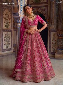 Ensemble de lehenga rose bonbon en satin de soie avec broderie paon, travail Dori et strass, pour femme - Collection mariage - Product Image 2