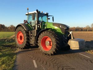 Potente Tractor Agrícola Fendt 415 Vario y Eficiente Tractor de la Marca Fendt - Product Image 2