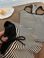 Ensemble deux pièces rayé noir et blanc pour femme, débardeur découpé et short à cordon, tenue décontractée sportive et de détente, vente en gros personnalisée