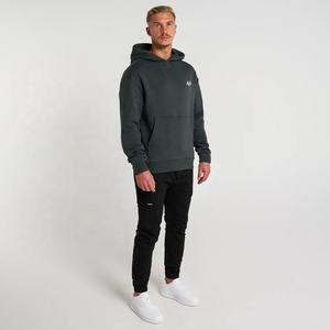 Sudadera con capucha contemporánea para hombre con logotipo minimalista en el pecho, bolsillo de canguro, diseño elegante para un aspecto moderno y relajado, patrón de impresión con capucha - Product Image 2