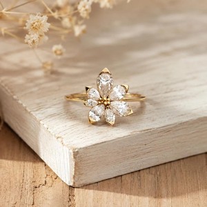 Bague de fiançailles en or jaune massif 10K 14K 18K avec diamant de laboratoire en forme de poire, couleur DEF, clarté VS VVS, design floral unique - Product Image 1