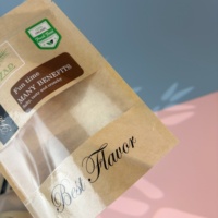 Fabrikant van voedselveilige kraftpapieren staande zipzakken met transparant venster, op maat bedrukt voor gedroogd fruit, noten, zaden en voedselverpakkingen