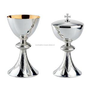 Cáliz y Ciborio Católicos de Latón con Acabado Niquelado, Diseño Floral Grabado, Recipientes Litúrgicos Pulidos para la Comunión - Product Image 1
