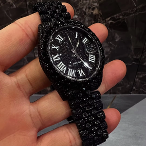 Montre de luxe entièrement sertie de diamants noirs, cadran rond avec affichage de la date, montre-bracelet avec chiffres romains blancs, bijoux pour hommes style hip-hop - Product Image 1