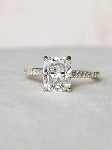 Anillo de Moissanita de Lujo con Corte Cojín Alargado de 3CT, Oro Amarillo de 14K, Halo Oculto, Puente Pavé, Media Eternidad Catedral - Product Image 4