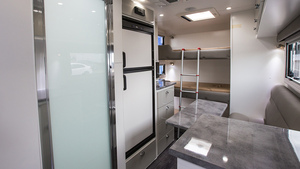 Camping-car de luxe moderne tout-terrain pour famille avec salle de bain, cuisine et espace de couchage – Unité de tourisme mobile - Product Image 3