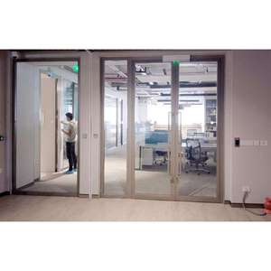 Puerta Cortafuego de Acero con Diseño Único y Vidrio Resistente al Fuego para Uso en Hoteles, Hospitales, Oficinas y Edificios Comerciales, Disponible para la Venta - Product Image 1