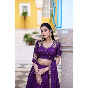 Ensemble de lehenga en soie NC pour femmes, de couleur violette, avec des paillettes et des broderies - Product Image 2