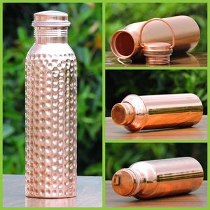 Botella de cobre que crea una experiencia de hidratación premium a través de un material natural y un atractivo sensorial atemporal. - Product Image 1