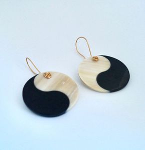 Boucles d'oreilles en corne de buffle naturelle, faites à la main, style tribal bohème, bijoux pendantes, accessoires de mode pour femmes, collection premium - Product Image 1