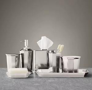 Colección de accesorios de baño metálicos y elegantes que transmite un gusto refinado. El acabado elegante crea una impresión limpia y lujosa. - Product Image 5