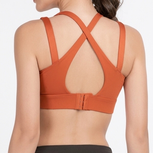 Sujetador deportivo personalizado para mujer con espalda cruzada, acolchado, soporte medio, para yoga, pilates, gimnasio, entrenamiento, fabricante de ropa deportiva. - Product Image 1