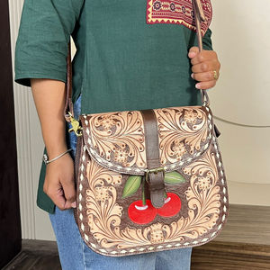 Sac bandoulière vintage en cuir véritable fait main avec motif cerise, design western, motif floral, sacs messager pour femmes - Product Image 4