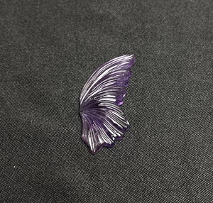 Gema Tallada en Forma de Ala de Mariposa de Amatista Púrpura Natural |   Ala de piedra preciosa tallada a mano para la creación de joyería fina, colgante, anillo - Product Image 6