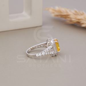 Anillo de Oro de 14K con Moissanita Amarilla Corte Esmeralda y Halo de Piedras Brillantes Elegantes, un Regalo de Boda o Compromiso de Lujo Impresionante - Product Image 3