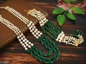 Conjunto de collar artesanal de perlas multicapa y cuentas verde esmeralda para celebraciones tradicionales y ocasiones étnicas - Product Image 2