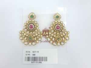 Boucles d'oreilles traditionnelles en pierre Kundan avec finition dorée pour mariages et occasions festives – Fournisseur de bijoux en gros pour le marché export - Product Image 5