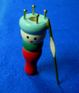 HC0027 <b>Pompom</b> <b>Makers</b> |Portable Plastic Crochet Loom With Needle Round Knitting Kit For Craft Projects - Product Image 2