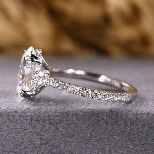 Anillo de compromiso de diamante cultivado en laboratorio de corte ovalado, punta de garra doble y configuración de pavé, anillo de boda y promesa de oro blanco de 10K para ella - Product Image 4