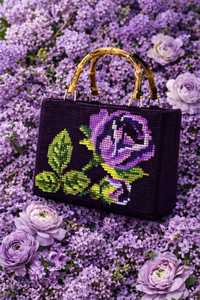 Bolso Tote Morado y Negro Bordado con Cuentas, Patrón de Colores Mixtos, Asa de Bambú, Bolso de Mano Artesanal de Moda para Uso Diario TIMELESS - Product Image 2