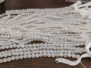 Perles rondes lisses en pierre de lune arc-en-ciel blanche naturelle de 4 à 6 mm en provenance du Rajasthan, vendues par brin de 8 pouces pour la fabrication de bijoux - Product Image 2