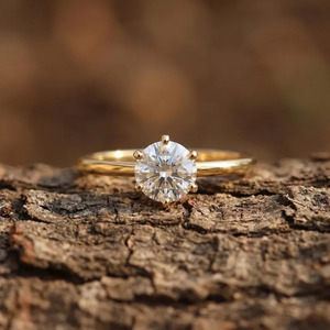 Anillo de Compromiso Clásico de Oro de 18K y Plata de Ley 925 con Diamante Cultivado en Laboratorio de Corte Redondo de 6 Puntas - Product Image 5
