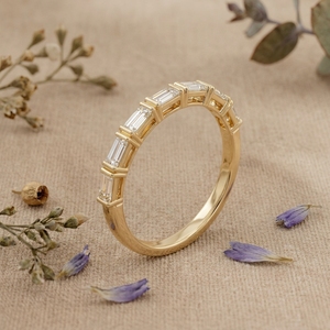 Bague éternité en or 18 carats avec diamants taille émeraude et baguettes, alliance de mariage entièrement pavée, bague empilable, bijoux minimalistes - Product Image 2