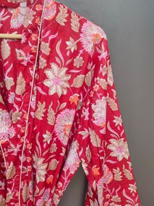 เสื้อคลุมยาวพิมพ์ลายดอกไม้สีแดงสำหรับผู้หญิงพร้อมปกแมนดารินและเข็มขัด ชุดนอนผ้าโพลีเอสเตอร์ทอแขนสามส่วนแบบเต็มตัว - Product Image 3