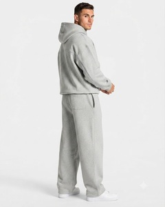 Ensemble de survêtement gris clair surdimensionné pour homme avec détails contrastants, en molleton de coton de qualité supérieure, comprenant un sweat à capuche et un pantalon de survêtement à jambes larges, OEM - Product Image 2