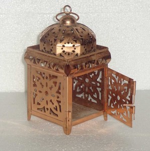 Lanterne en métal avec motif ajouré de calligraphie arabe, design marocain, dôme carré, décoration d'intérieur - Product Image 6