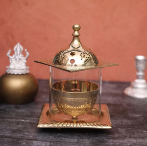 Lámpara de aceite con pedestal en forma de flor de latón, soporte para Diya, para el hogar, templo, Puja sagrada, disponible a precios de mayorista. - Product Image 2