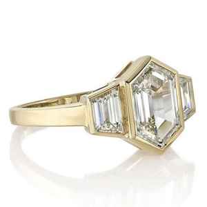 แหวนเพชรทรงหกเหลี่ยมและทรงบาแก็ตต์แบบโมเดิร์น ประดับเพชรแล็บสามเม็ด ทองคำขาว 14k สำหรับผู้หญิง ของขวัญแต่งงานสำหรับเพื่อนเจ้าสาว - Product Image 5