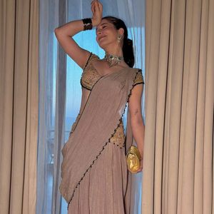 Elegante Saree Beige para Fiesta con Blusa Bordada |   Sari de Diseñador Listo para Usar para Bodas y Colección Festiva - Product Image 1