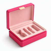 Boîte cadeau rigide à charnières rose rouge personnalisée avec fermoir doré et insert en velours blush pour cosmétiques et bijoux