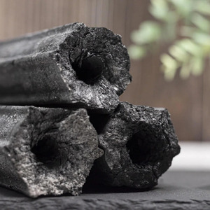 Carbón Vegetal Negro Premium de Alta Densidad en Briquetas Hexagonales, Valor Calorífico de 7000-8000 Kcal/kg, Contenido de Ceniza de 3.0-5.0% - Product Image 1