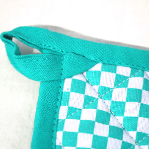 ผู้ส่งออกที่รองหม้อในอินเดีย เป็นมิตรกับสิ่งแวดล้อม ขนาดและดีไซน์ตามสั่ง ที่รองหม้อลายตารางย้อมเส้นด้าย สำหรับใช้ในครัวและเตาอบ - Product Image 4