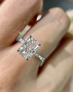 Anillo de compromiso solitario de oro de 14 quilates con diamante cultivado en laboratorio de corte radiante de 2 quilates, EF-VS1, con banda pavé, elegante joyería fina. - Product Image 1