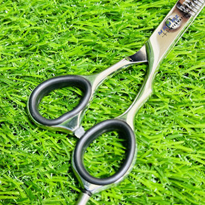 Tijeras de Peluquería Profesionales para Adelgazar el Cabello, con Punta Afilada para un Corte Preciso, Agarre Ergonómico para el Pulgar y Acabado Brillante - Product Image 4