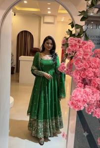 Salwar Kameez Traditionnel Indien pour Femme en Soie Croquante Moderne à Séchage Rapide Toutes Saisons Vert Brodé Coupe Classique Tenue de Mariage - Product Image 2
