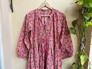 Vestido largo de algodón 100% estampado a mano con cuello en V y manga larga, estilo casual indio para mujer. - Product Image 3